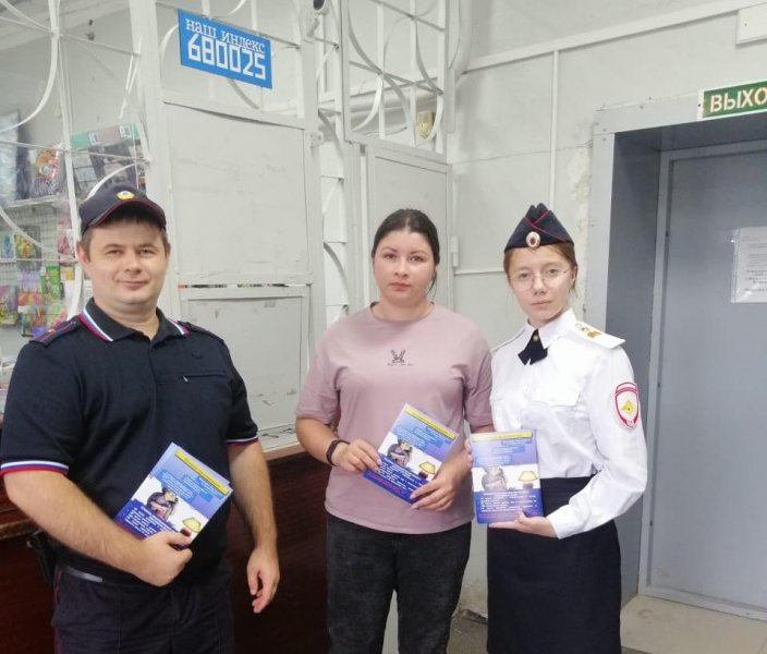 Сотрудники хабаровской полиции вручили жителям поселка Березовки более ста памяток