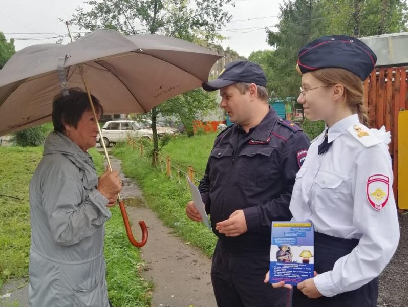 Сотрудники хабаровской полиции вручили жителям поселка Березовки более ста памяток